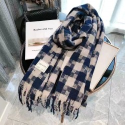 Wholesale of hot-selling, versatile fringed retro checkered scarves for women in winter, thick and warm scarves and shawls